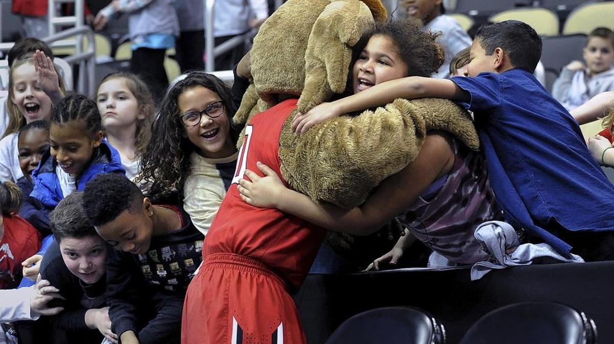 Davidson’s mascot greets fans at the Atlantic 10 men’s basketball tournament in Pittsburgh on Thursday. The Wildcats, behind Peyton Aldridge’s 33 points and 10 rebounds, defeated La Salle 82-73 to advance to Friday’s quarterfinals against top-seeded Dayton.