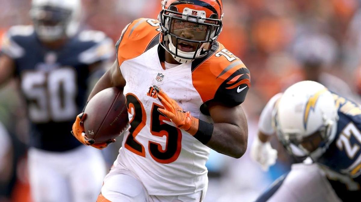 
Giovani Bernard #25 of the Cincinnati Bengals carries the ball during the fourth quarter of the game against the San Diego Chargers at Paul Brown Stadium on September 20, 2015 in Cincinnati, Ohio. 
