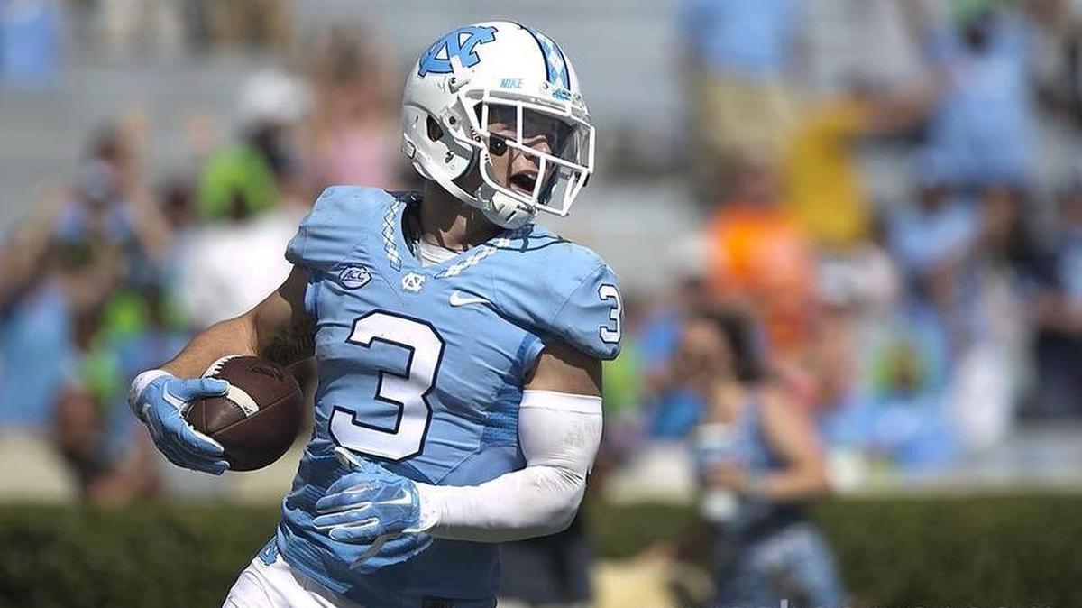 
North Carolina’s Ryan Switzer breaks away from the Illini for an 85-yard punt return for a touchdown in the fourth quarter.
