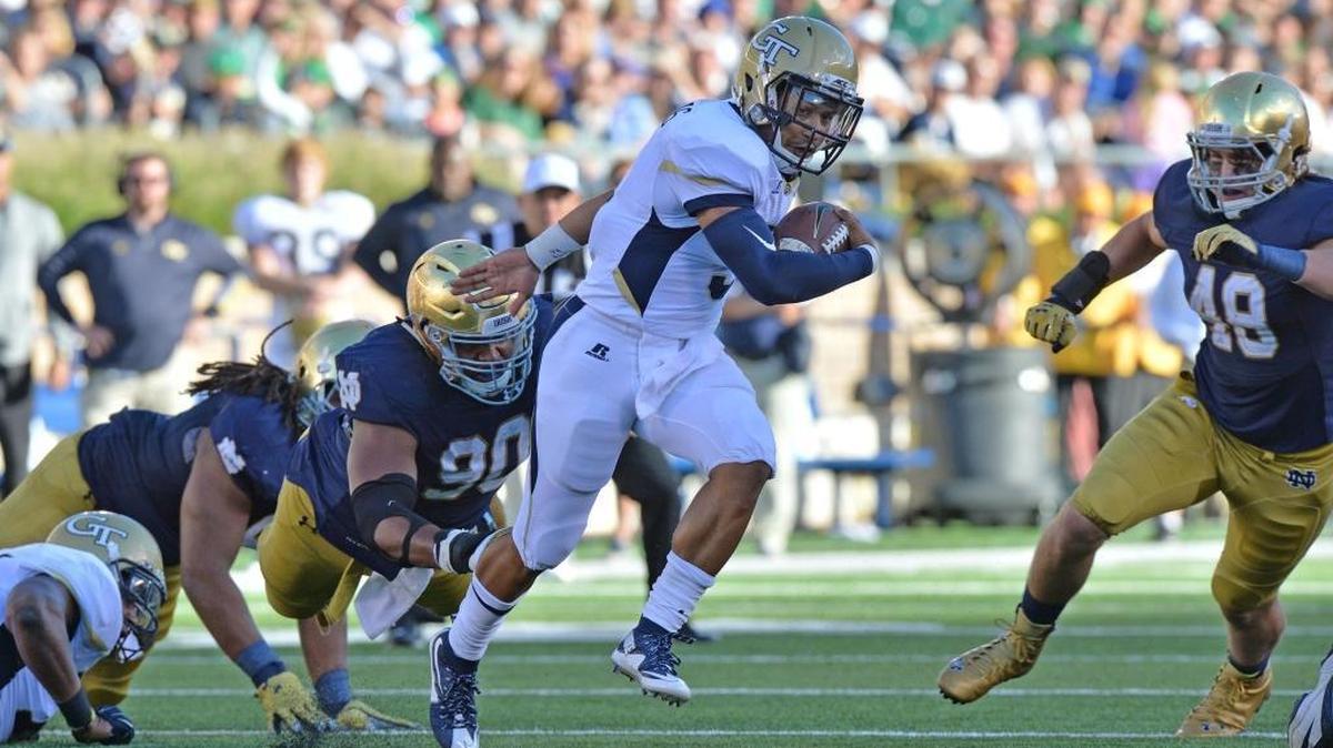 
Georgia Tech quarterback Justin Thomas breaks away from Notre Dame defensive lineman Isaac Rochell (90) in the second half at Notre Dame Stadium in South Bend, Ind., on Saturday, Sept. 19, 2015. Notre Dame won, 30-22. 
