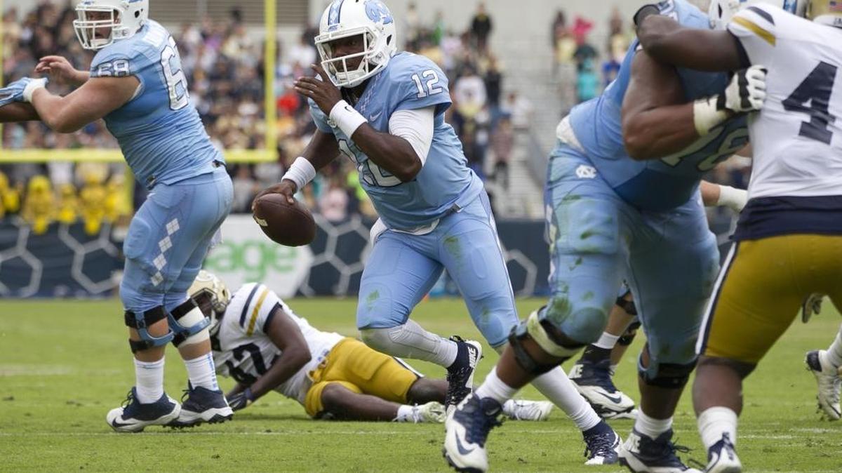 
North Carolina quarterback Marquise Williams (12) scores a touchdown on a 7-yard run in the second quarter against Georgia Tech.
