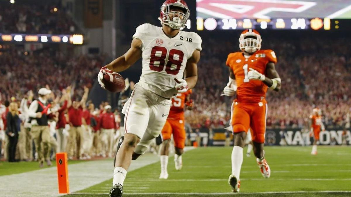 O.J. Howard #88 of the Alabama Crimson Tide scores a 53 yards touchdown in the third quarter against the Clemson Tigers during the 2016 College Football Playoff National Championship Game at University of Phoenix Stadium on January 11, 2016 in Glendale, Arizona.