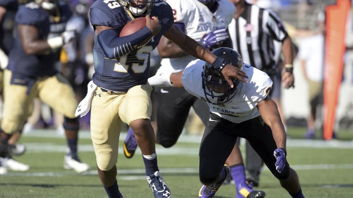 
Navy quarterback Keenan Reynolds runs for a long gain during the second quarter against East Carolina during an NCAA college football game Saturday, Sept. 19, 2015, in Annapolis, Md.
