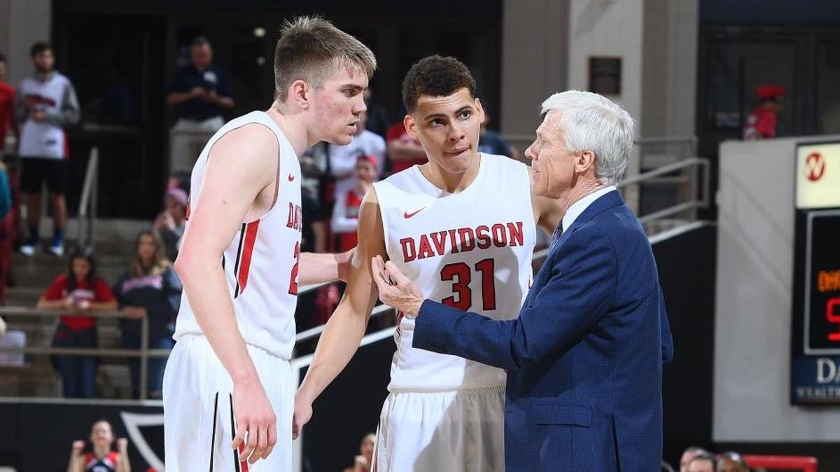 Davidson coach Bob McKillop huddles with senior Peyton Aldridge (left) and freshman Kellan Grady, the team’s leading scorers. Aldridge averages 21.8 points and Grady 15.0 points. Saturday, the Wildcats will visit Richmond in their Atlantic 10 Conference opener.