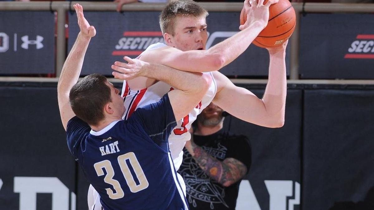 Peyton Aldridge (right) and the Davidson Wildcats will visit Richmond Tuesday night in Atlantic 10 men’s basketball.