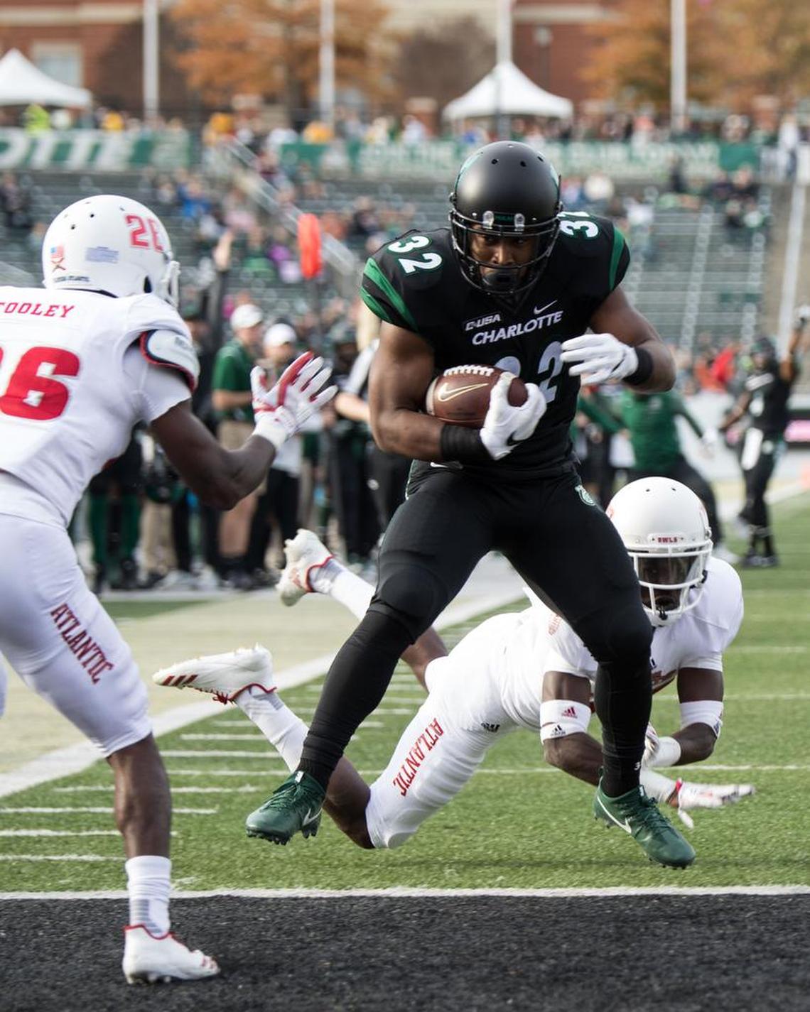 Charlotte 49ers running back Benny LeMay (32) scores on a 28-yard pass reception in the second quarter from Hasaan Klugh. LeMay has scored touchdowns in three consecutive games.