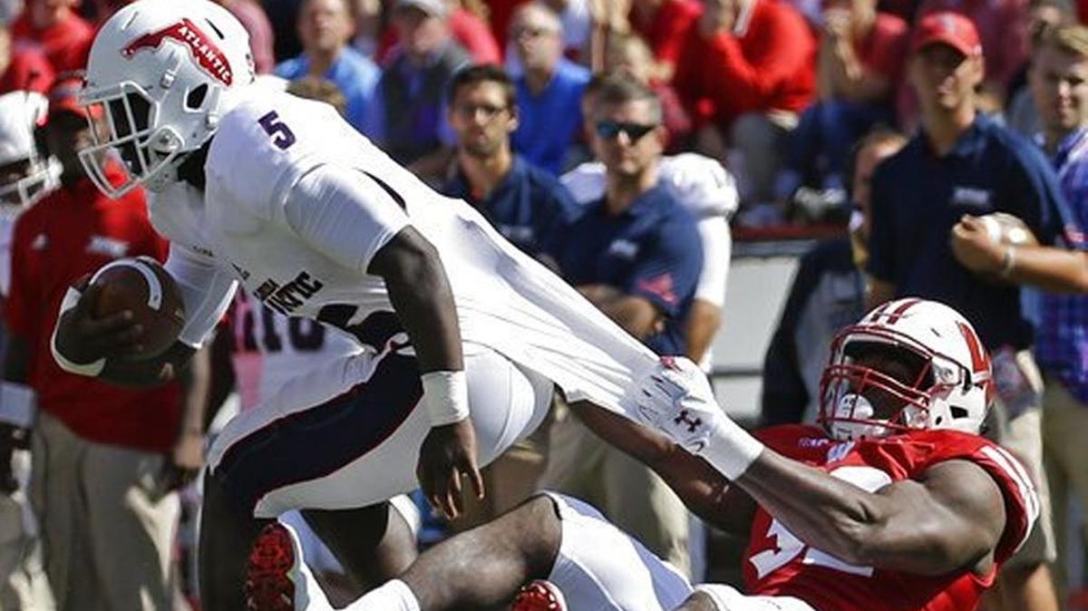 Florida Atlantic’s Devin Singletary, left, leads Conference USA in rushing, averaging 138.5 yards per game.