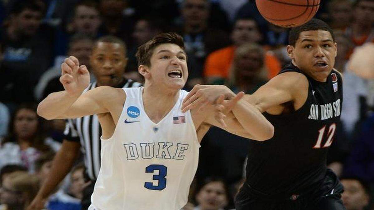 
Duke’s Grayson Allen and San Diego State’s Trey Kell race for a loose ball in the first half at the Time-Warner Cable Arena in Charlotte.
