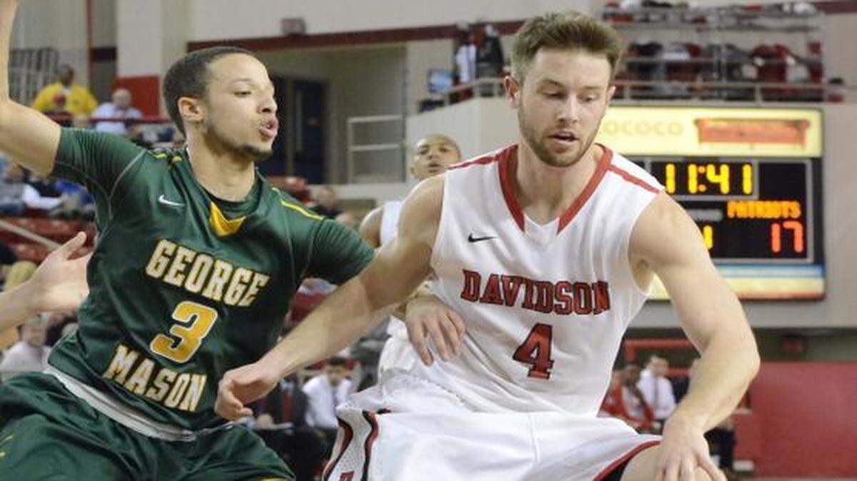 
 Davidson's Tyler Kalinoski (right), dribbles the ball down court against George Mason's Patrick Holloway at Davidson College's Belk Arena, Feb. 11, 2015. Davidson won 92-71.
