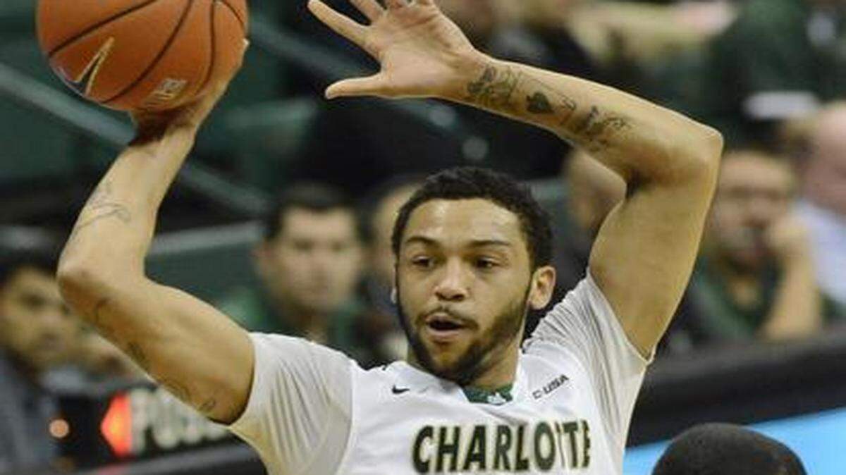 
Charlotte 49ers Pierria Henry (15) passes the ball against Old Dominion at UNC Charlotte's Halton Arena Jan. 4, 2015.
