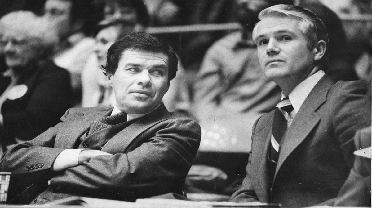 Former Charlotte basketball coach Lee Rose (right) and then-49ers radio announcer John Kilgo share a moment in 1977, when the team advanced to the NCAA Final Four in Atlanta.