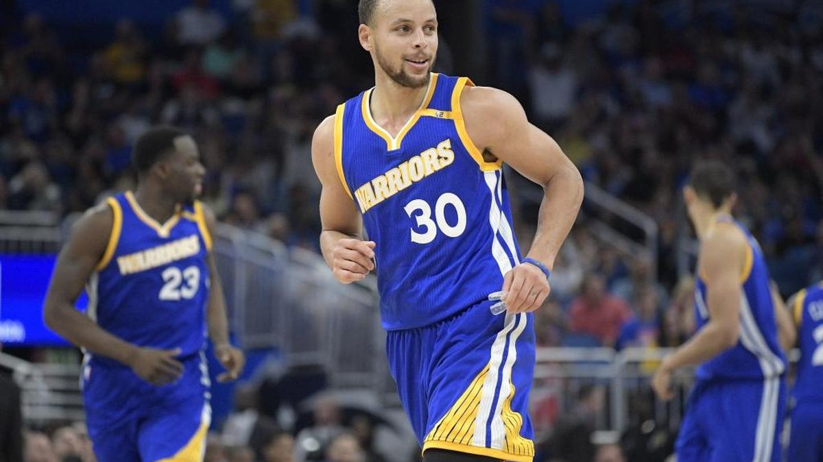 Golden State Warriors guard Stephen Curry (30) is expected to attend a halftime ceremony Tuesday night at alma mater Davidson, where the student section will be named in honor of the school’s all-time leading scorer.