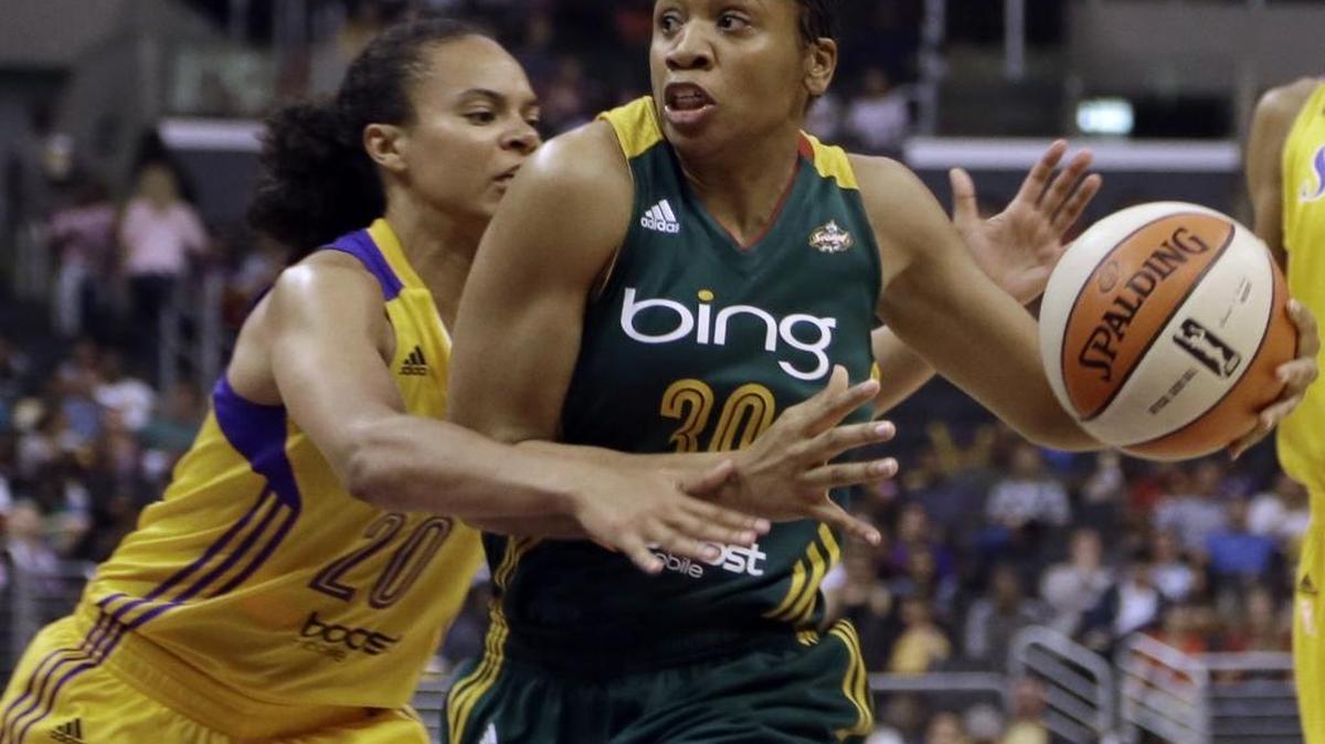 Former Seattle Storm guard Tanisha Wright (right), driving against the Los Angeles Sparks’ Kristi Toliver in 2013, was named an assistant coach on the Charlotte 49ers’ women’s basketball team.