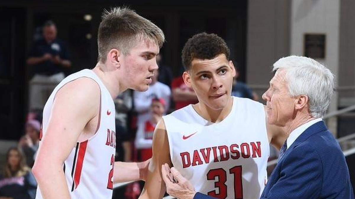 Davidson head coach Bob McKillop, right, talks with Kellan Grady (31) and Peyton Aldridge (23) in a game against VMI earlier this month. Grady scored 25 points Saturday in a loss at Richmond.