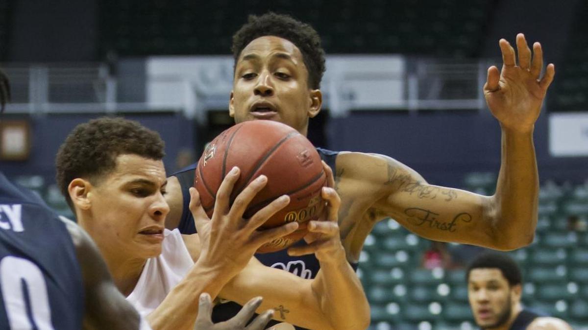 Davidson guard Kellan Grady (left) scored 30 points, 24 of them after halftime, as the Wildcats beat Akron 91-78 on Monday in Honolulu.