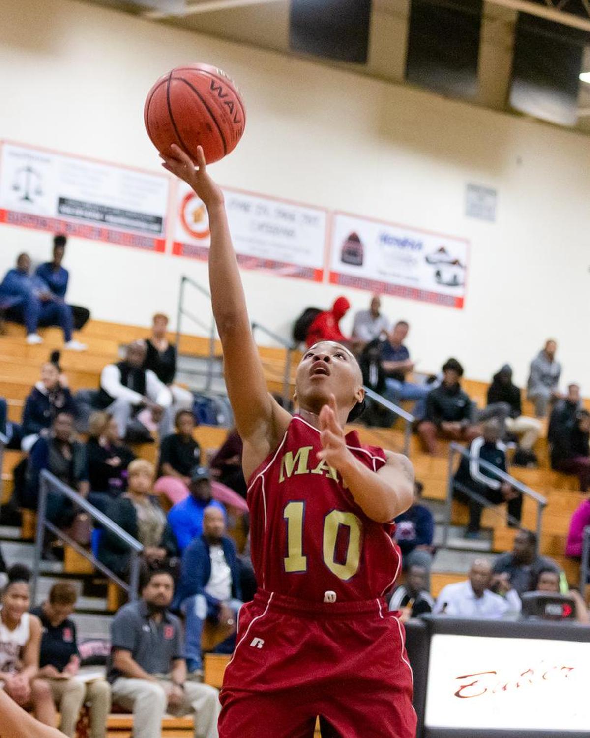 Mallard Creek’s Dazia Lawrence, a Charlotte recruit, drives for a score against Butler Thursday.