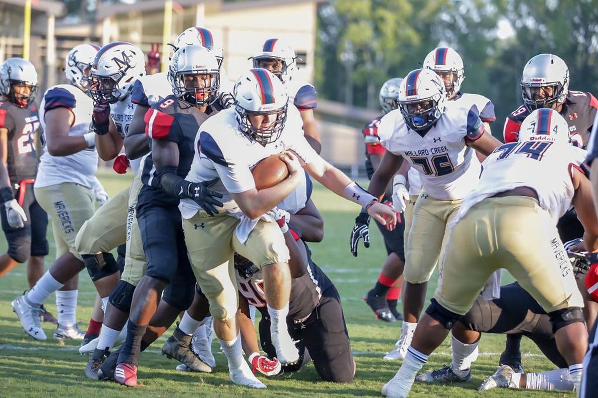 Mallard Creek’s Casey Kelly (center), has led the Mavericks to an 8-0 record, a No. 1 ranking in the Observer’s Sweet 16 poll and a date at No. 2 Hough Friday.