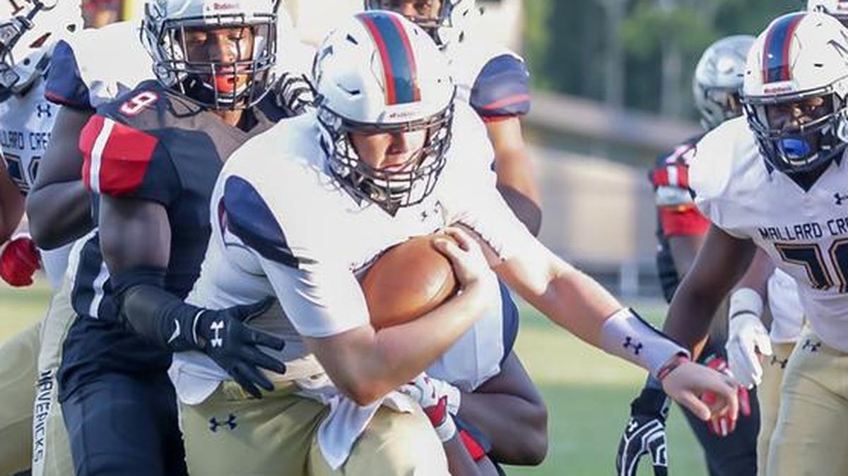 Mallard Creek’s Casey Kelly (center), has led the Mavericks to an 8-0 record, a No. 1 ranking in the Observer’s Sweet 16 poll and a date at No. 2 Hough Friday.
