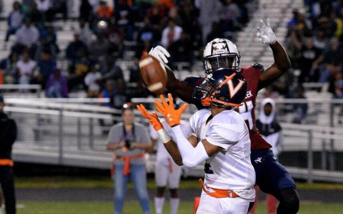 Vance’s Jaylin Carr catches a pass against Mallard Creek as Brenton Ervin defends. It was Vance’s first touchdown in Friday’s 38-21 win against rival Mallard Creek in a key MECKA 4A football game.