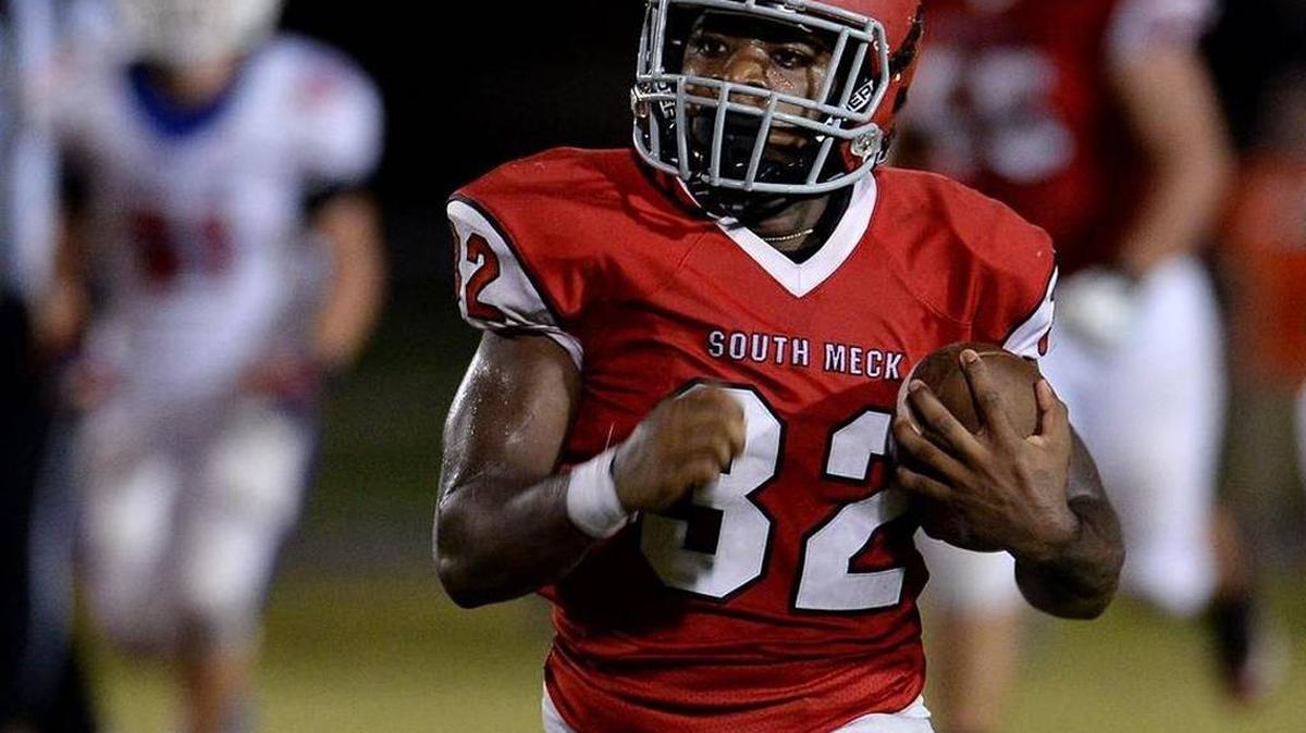 South Meck running back Travis Prince ran for 163 yards and two touchdowns in Friday’s win over Ardrey Kell. Prince and the Sabres jump to No. 6 in this week’s Sweet 16 poll.