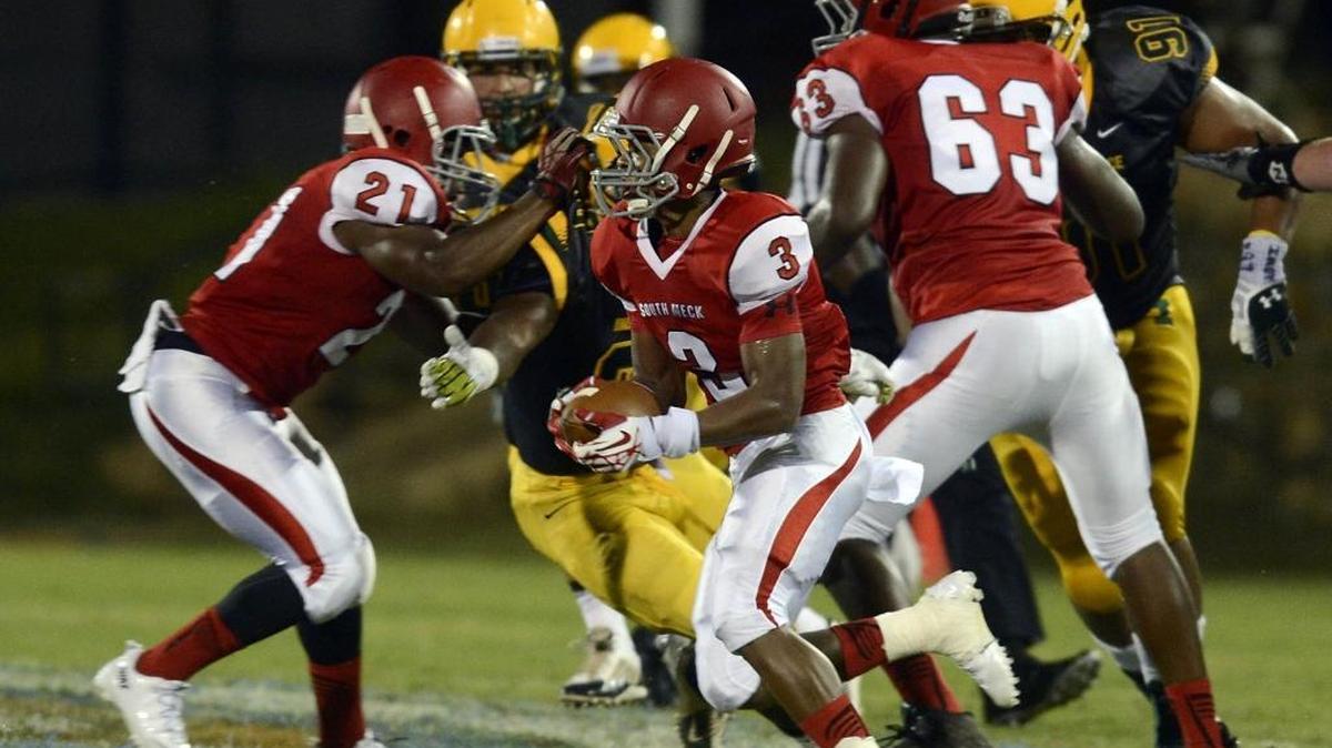 
South Mecklenburg wide receiver Chance Kennedy (3) is one of the big playmakers for the Sabres, who cracked the Observer’s Sweet 16 rankings this week at No. 16. 
