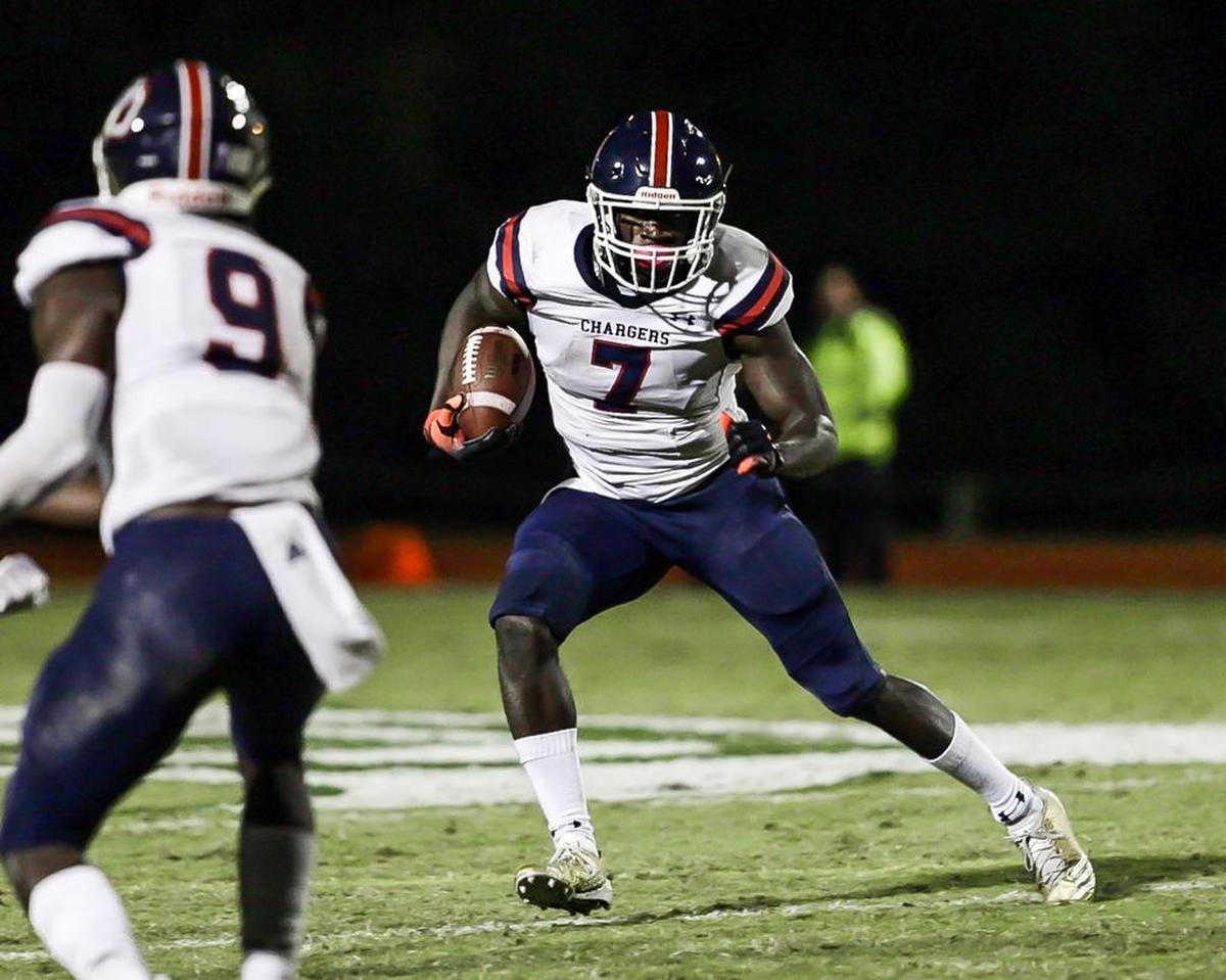 Providence Day’s Osita Ekwonu (7) breaks to the outside for a first down during Friday’s 42-6 win over Charlotte Country Day Friday