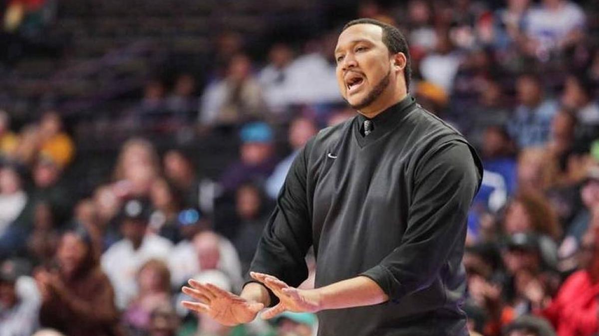 Independence High coach Preston Davis led his team to a win over Harrisburg Hickory Ridge Thursday.