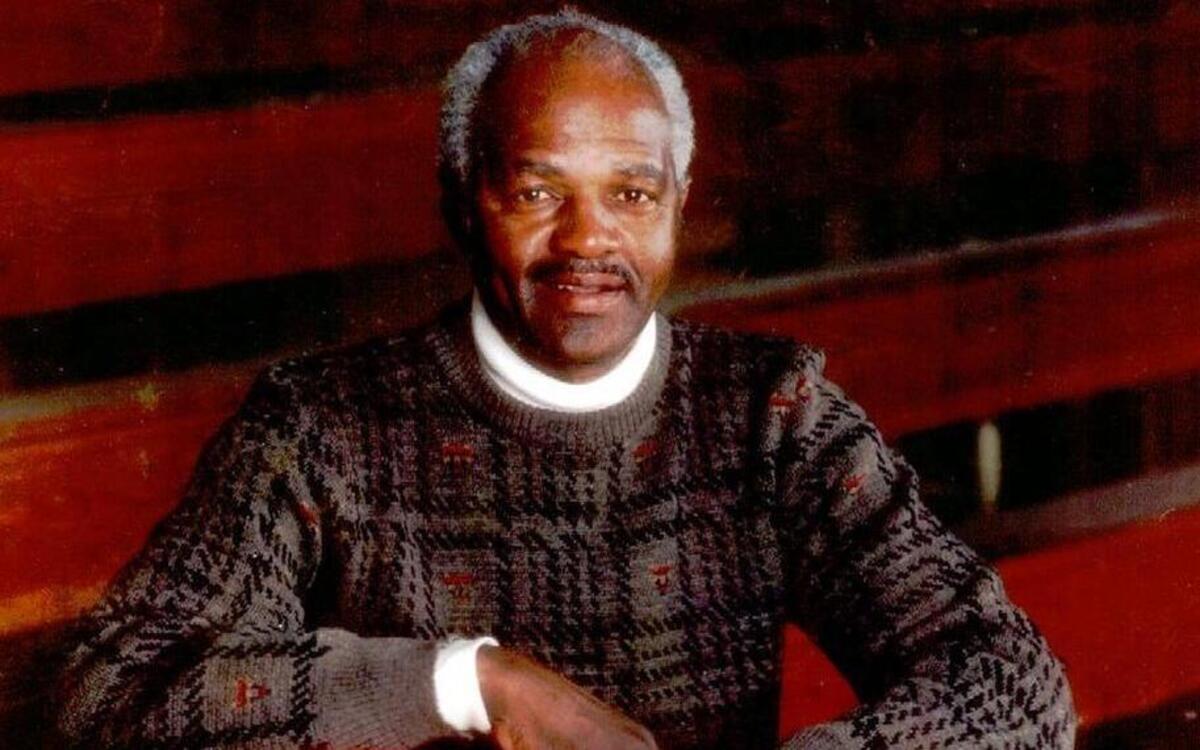 Former West Charlotte boys’ basketball coach Charles McCullough, pictured in 1994, died Friday morning. He was 84.