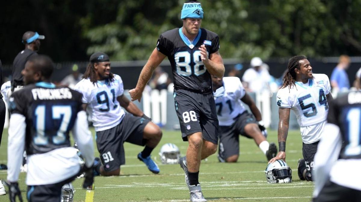 Carolina Panthers tight end Greg Olsen (88) recently spoke to players at Charlotte Country Day School