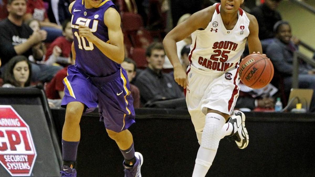 South Carolina's Tiffany Mitchell (25) pushes the ball up court against Louisiana State at Carolina Coliseum in Columbia, South Carolina, on Thursday, January 17, 2013. South Carolina defeated LSU, 66-59. (Gerry Melendez/The State/MCT)