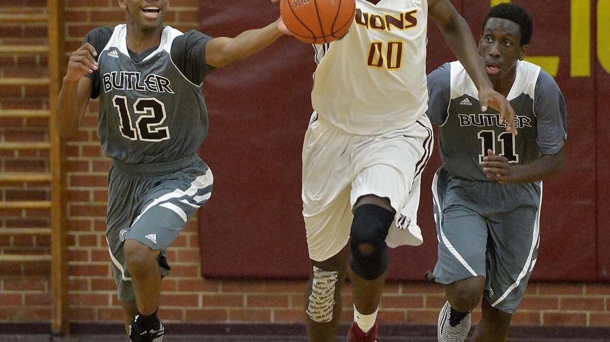 
West Charlotte’s Simeon Carter (center) has signed with national basketball power Iowa State after initially committed to Southern Methodist
