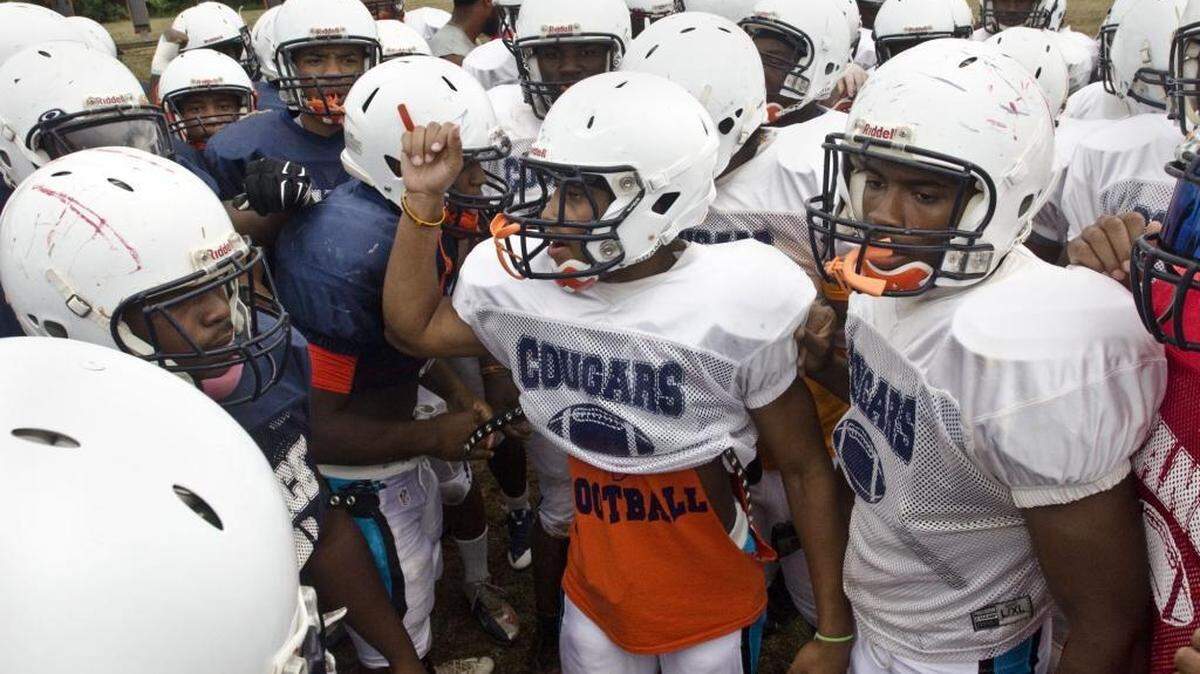 
Vance senior running back Donnavan Spencer (center) fires up teammates before a recent practice. The Cougars are No. 4 in the Observer’s preseason Sweet 16 football poll.

