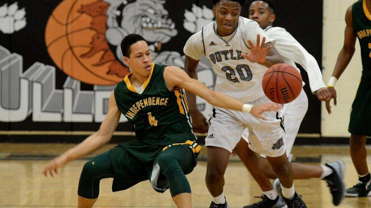 Independence’s Chae Johnson, left, and Butler’s Jal'lil Carter fight for a loose ball during Friday night's game. Butler took the Southwestern 4A regular-season basketball crown with a 62-57 win over the Independence Patriots (No. 14 in the Observer’s Sweet 16).