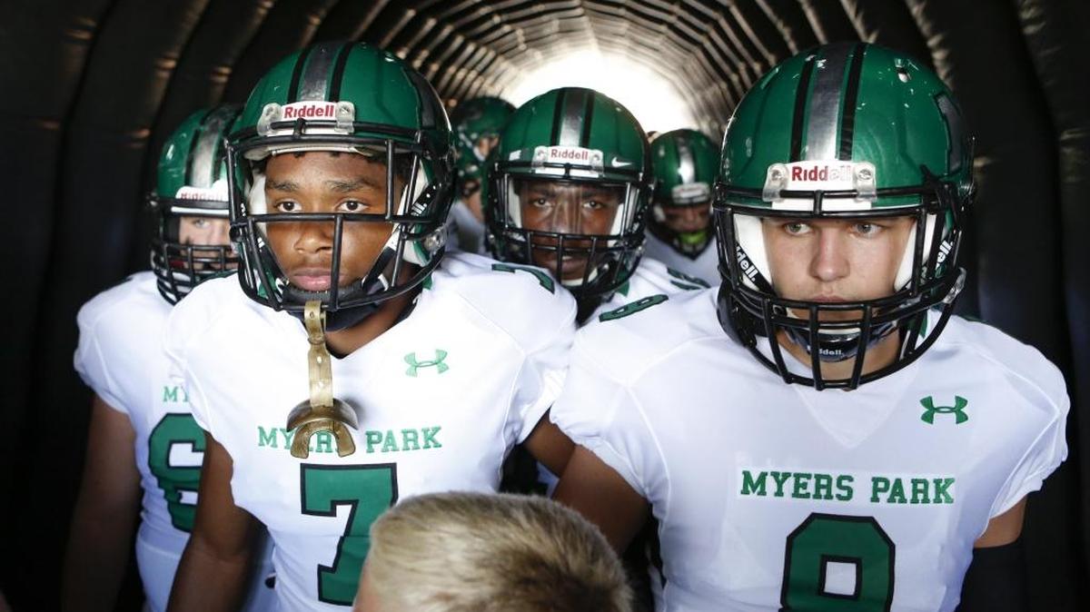 Myers Park, seen here getting ready to play Charlotte Country Day in 2015, is off to a 2-0 start this season and will face rival Providence on Friday. The Mustangs are in the Observer’s Sweet 16 poll this week.