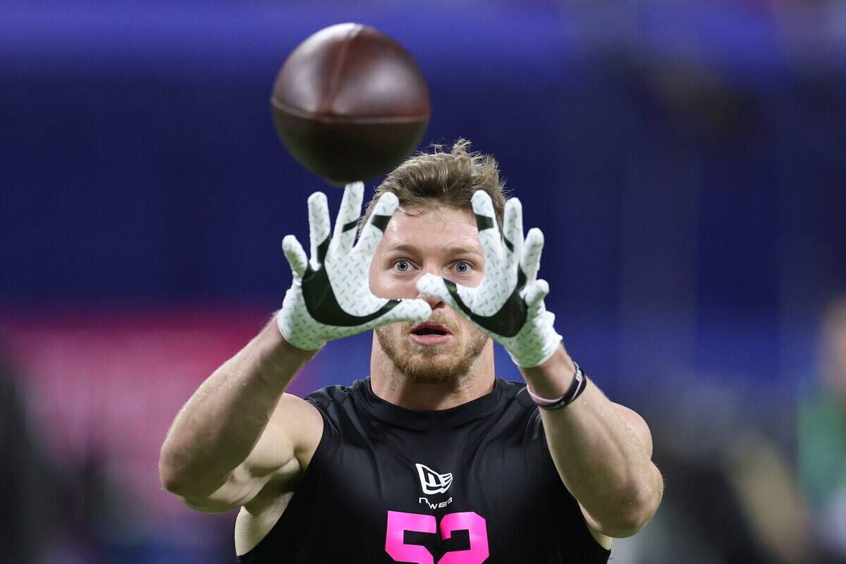 INDIANAPOLIS, INDIANA - FEBRUARY 27: Dillon Thieneman of the Oregon Ducks participates in a drill during the 2026 NFL Scouting Combine at Lucas Oil Stadium on February 27, 2026 in Indianapolis, Indiana. (Photo by Stacy Revere/Getty Images)