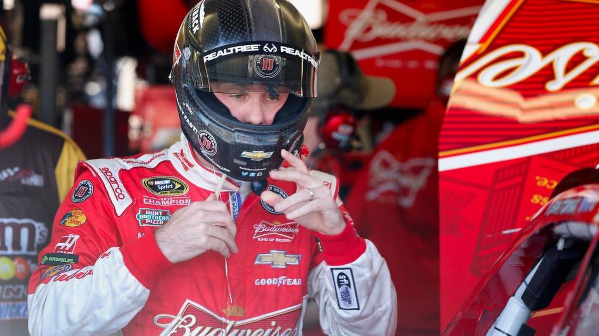 Kevin Harvick is going for his fifth consecutive victory Sunday at Phoenix International Raceway.