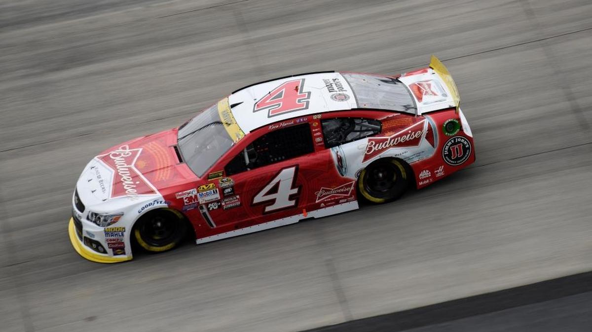 
Kevin Harvick, driver of the #4 Budweiser/Jimmy John's Chevrolet, races the NASCAR Sprint Cup Series AAA 400 at Dover International Speedway on October 4, 2015 in Dover, Delaware.

