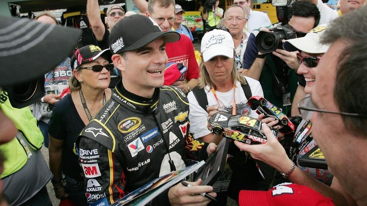 Jeff Gordon will join Mike Joy and Darrell Waltrip in the broadcast booth at Fox after coming close to winning the 2015 Sprint Cup championship.