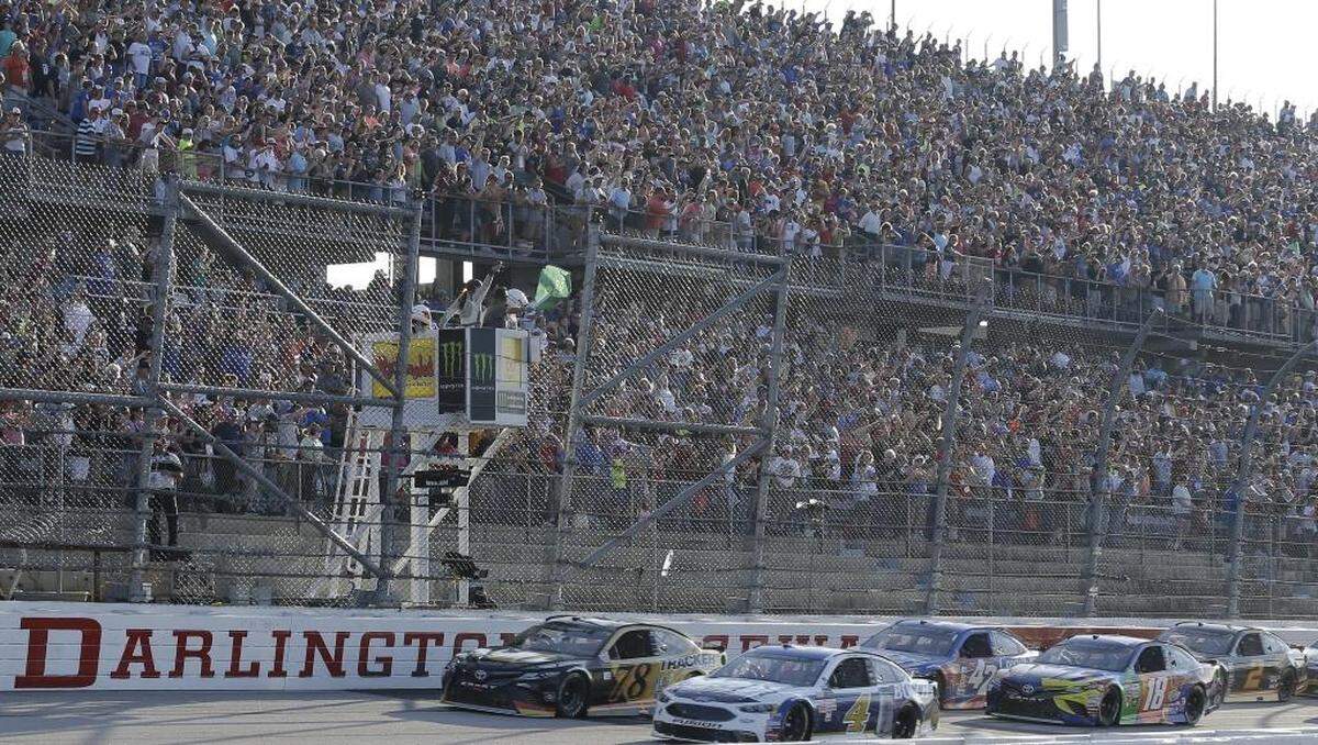 Kevin Harvick (4) leads the field past the green flag at the start of Sunday’s NASCAR Monster Cup auto race at Darlington Raceway.