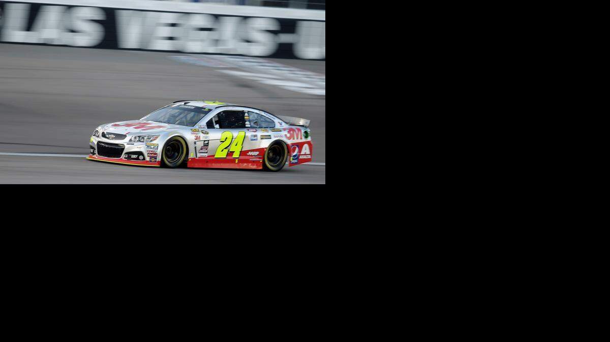 
Jeff Gordon drives to win the pole position during qualifying for Sunday's NASCAR Sprint Cup Series auto race Friday, March 6, 2015, in Las Vegas. 
