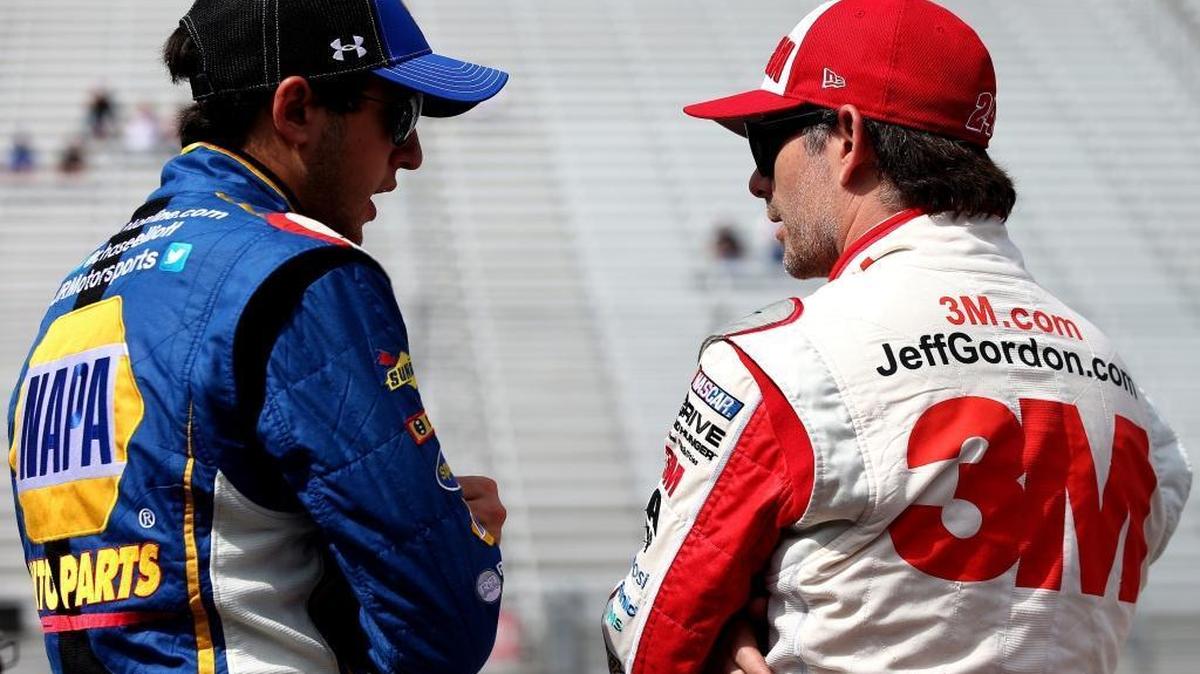 Chase Elliott (left) replaces Jeff Gordon (right) in Hendrick Motorsports’ No. 24 Chevy in 2016