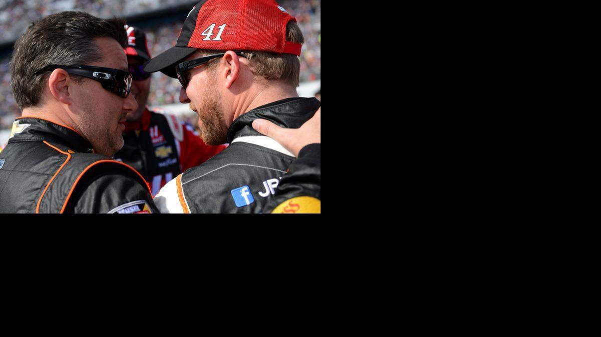 
Regan Smith, , right, talks with Tony Stewart on the grid before Sunday’s Daytona 500. Smith was  the replacement driver for Kurt Busch on Sunday. 
