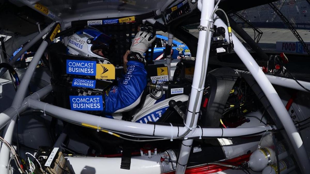 Carl Edwards starts from the pole for a second consecutive week in Sunday’s Food City 500 (1:13 p.m., Fox) at Bristol Motor Speedway.