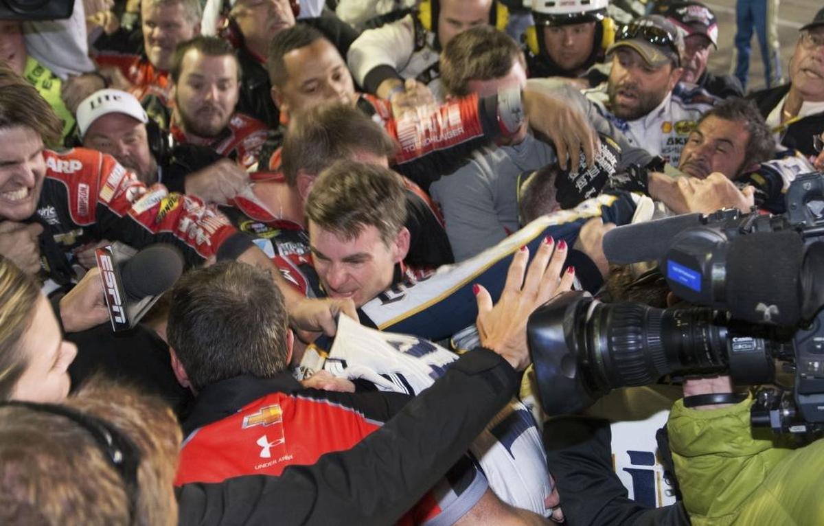 The crews of Jeff Gordon and Brad Keselowski fight after a 2014 Cup Series race at Texas Motor Speedway. Keselowski wishes he had been able to avoid a confrontation. “I could have tried a little bit harder to talk to Jeff afterward,” Keselowski wrote in a blog this week.