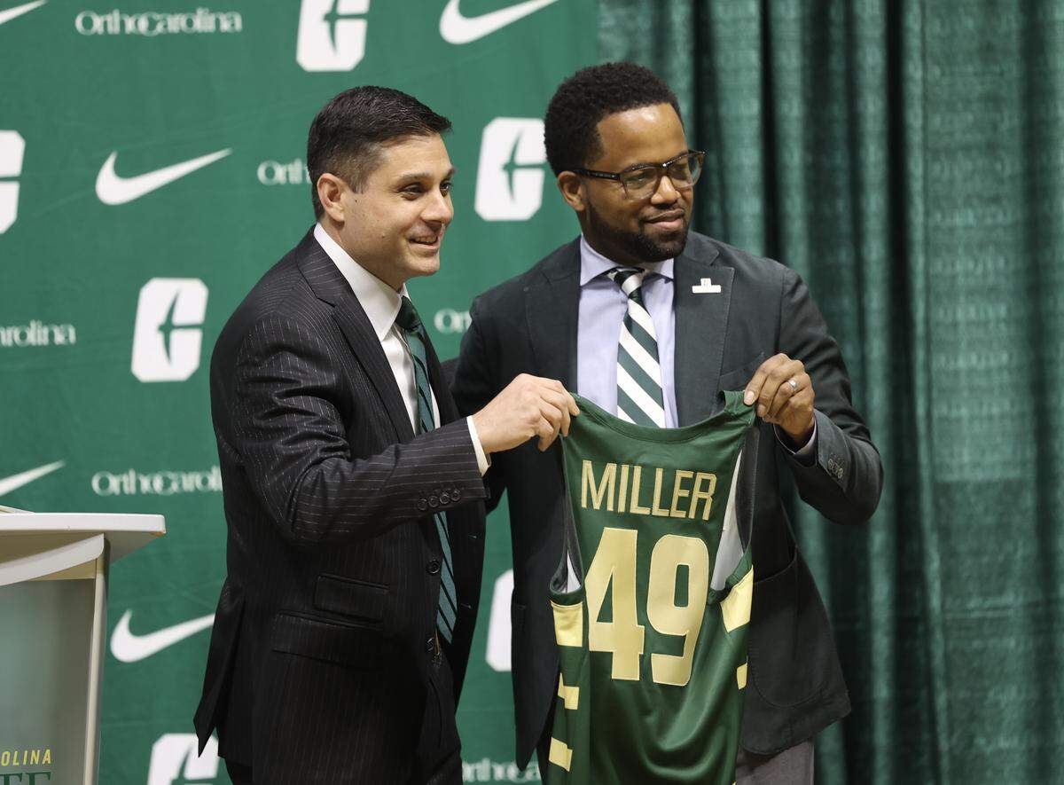 Wes Miller, new head coach for the Charlotte 49ers’ men’s basketball team, left, and athletic director Kevin White during Wednesday’s event at Halton Arena. 