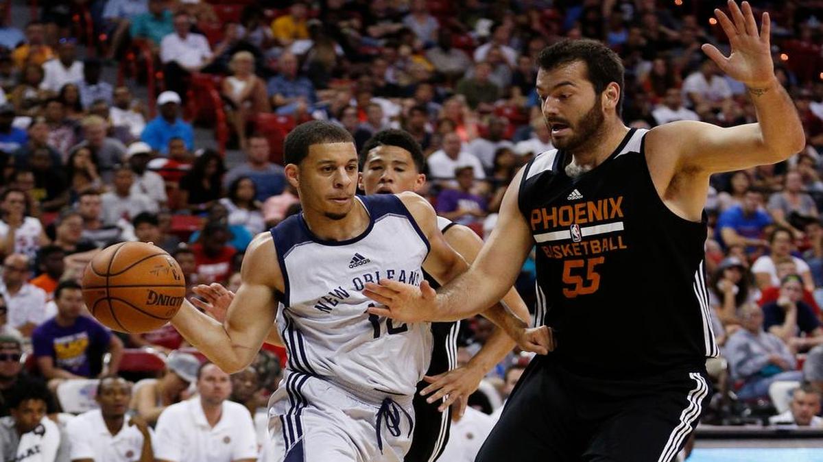 
New Orleans Pelicans’ Seth Curry passes around Phoenix Suns’ Josh Harrellson during the first half of an NBA summer league basketball game Sunday, July 19, 2015, in Las Vegas. Curry led all summer league players with a 25.3 points per game average.
