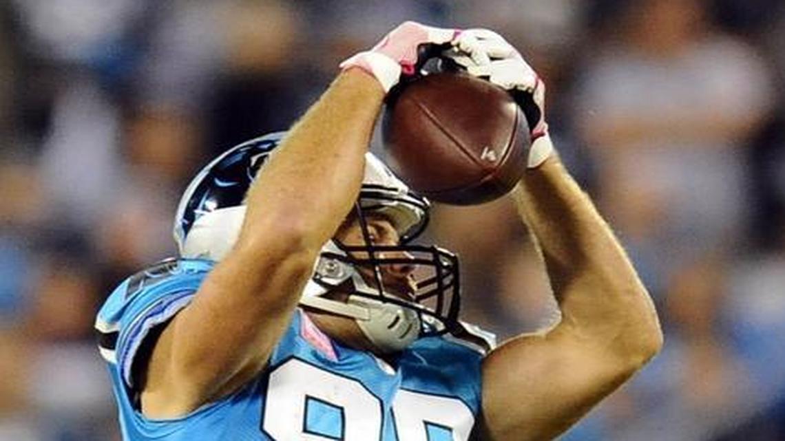 Carolina Panthers tight end Greg Olsen (88) makes a reception in front of Tampa Bay’s middle linebacker Kwon Alexander (58) during the first half on Monday.