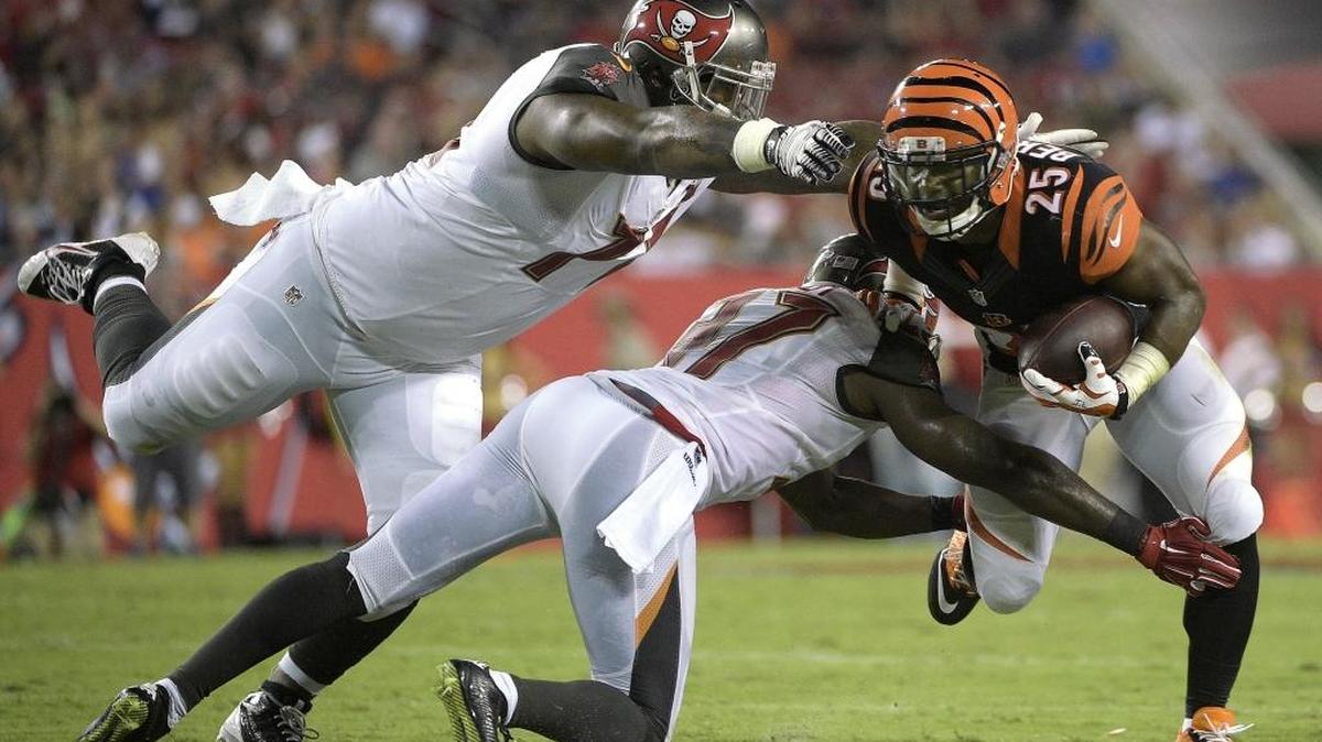 
Former Clemson and Tampa Bay Buccaneers defensive lineman Da’Quan Bowers, left, will work out for the Carolina Panthers, a league source says.
