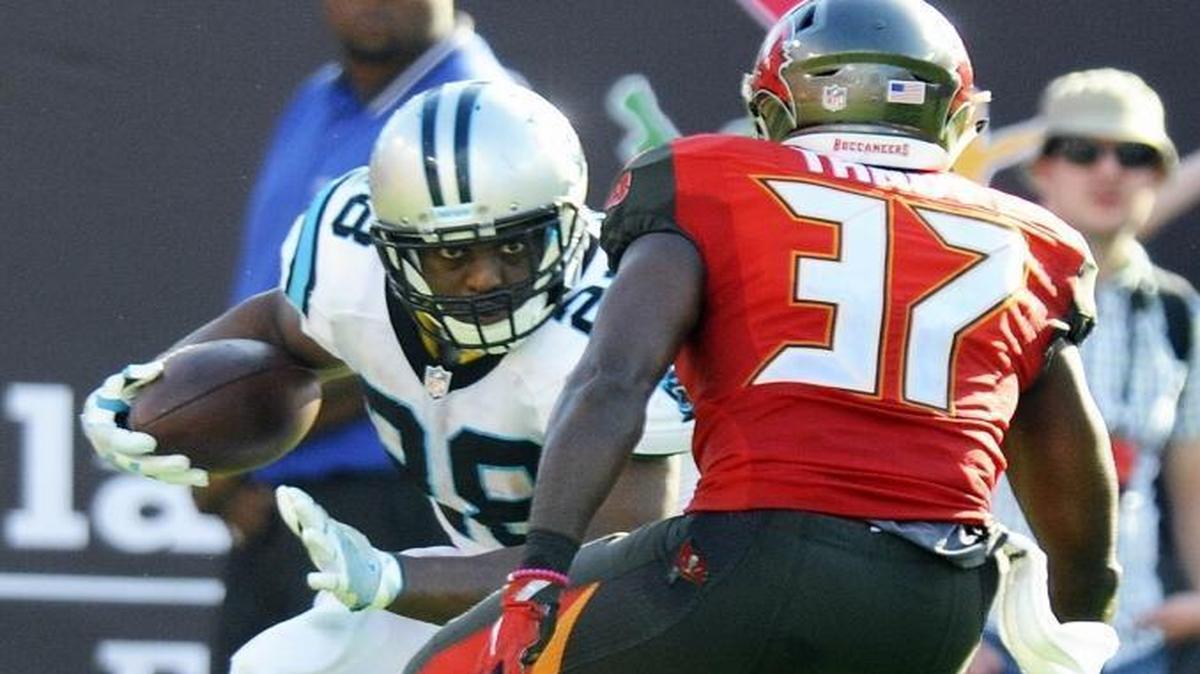 The Carolina Panthers have extended the contract of veteran running back Jonathan Stewart (28) through the 2018 season.