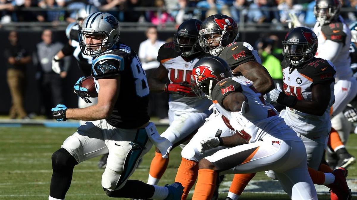 
Carolina Panthers tight end Greg Olsen (88) breaks to the outside for yardage vs the Tampa Bay Buccaneers at Bank of America Stadium on December 14, 2014. The Panthers defeated the Buccaneers 19-17.
